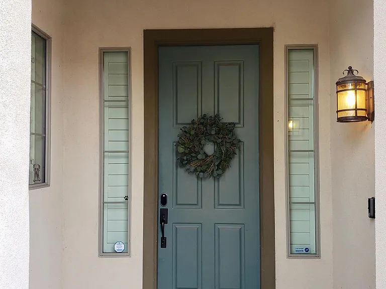 381 W Wisteria Pl — Photo 2