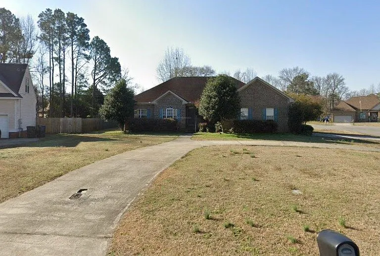 136 S Marion Dr — Photo 1