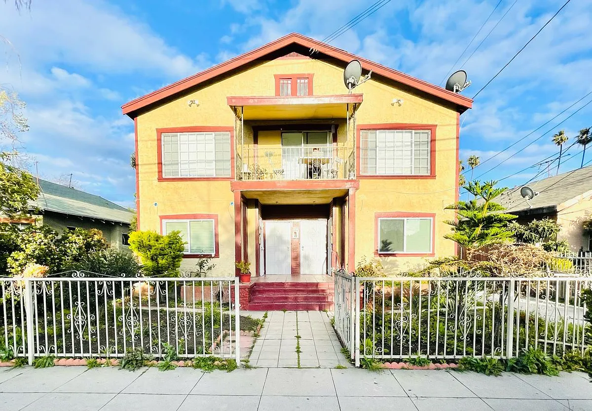 Building Photo - 3860 S Budlong Ave