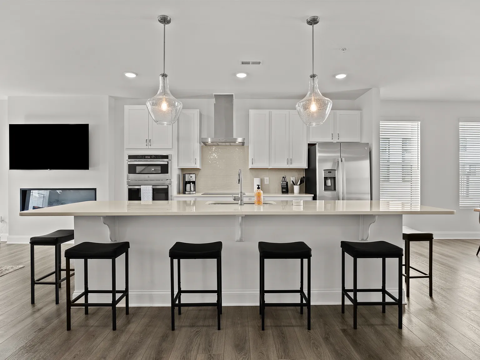 3 bed, 2.5 bath, 2307 sqft, $3,800 — Photo 4