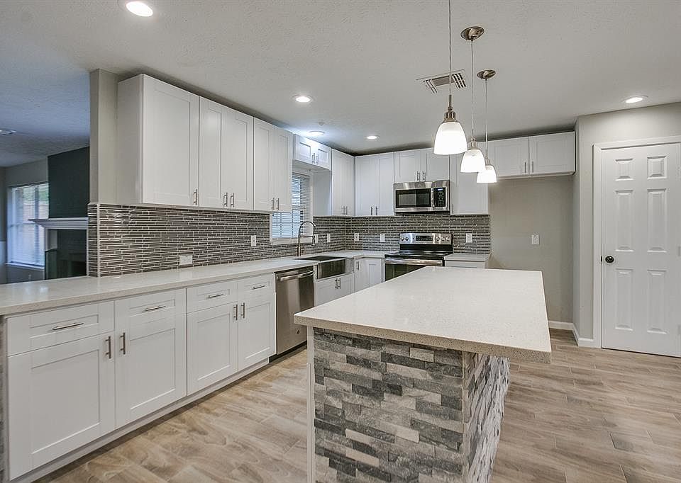1st image of 11915 Meadow Crest Dr