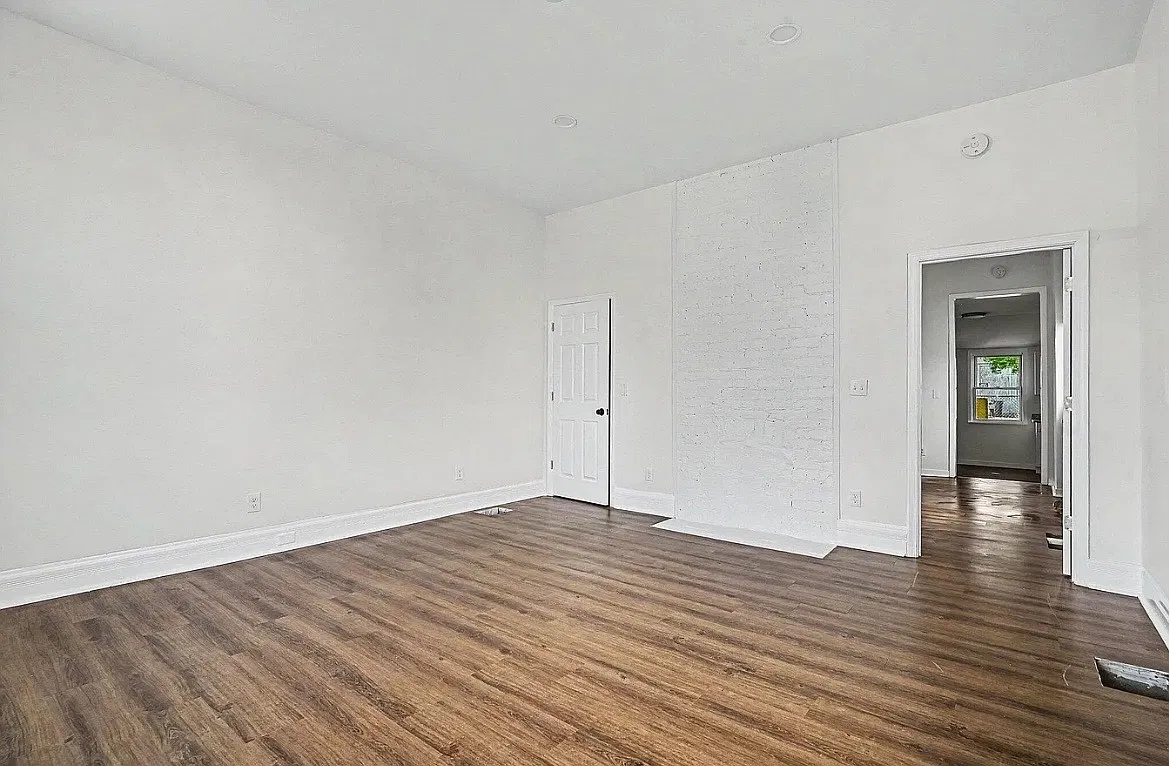 319 W 12th St — Photo 3