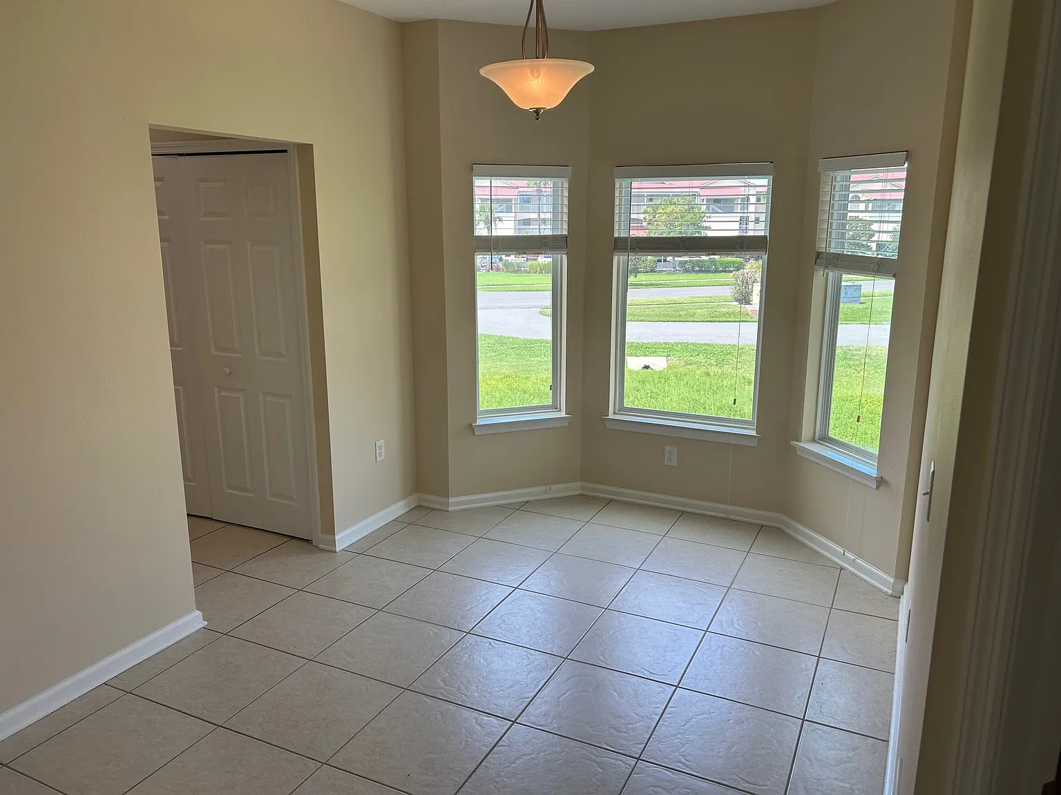 3 bed, 1150 sqft, $2,400 — Photo 4