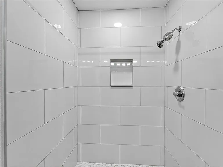 2525 W Beach St — Photo 37