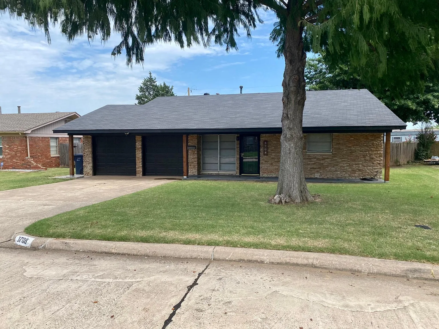 3 bed, 1300 sqft, $1,599 — Photo 1