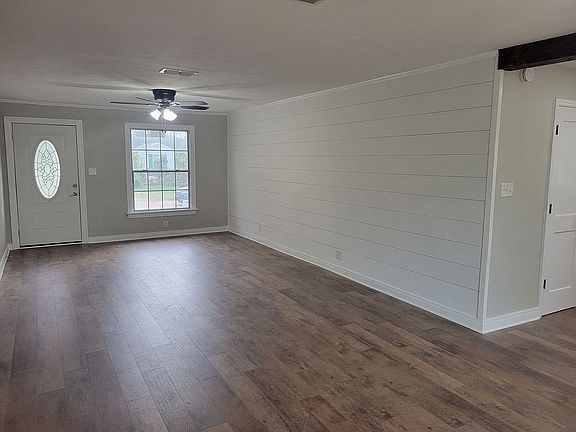 Open floor plan, new paint
