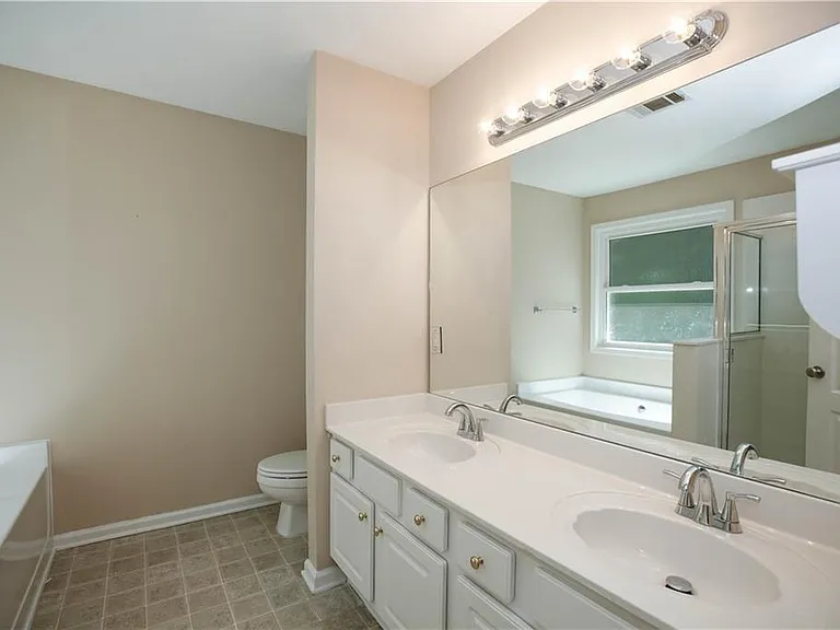 1005 Landover Xing — Photo 32
