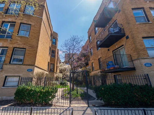 1231 W Greenleaf Ave APT 2, Chicago, IL 60626