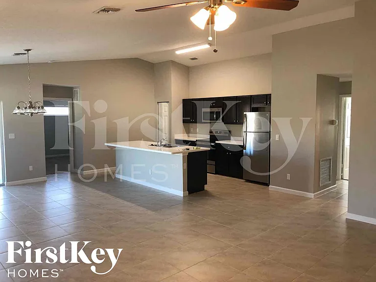 561 SE Brookside Ter — Photo 3