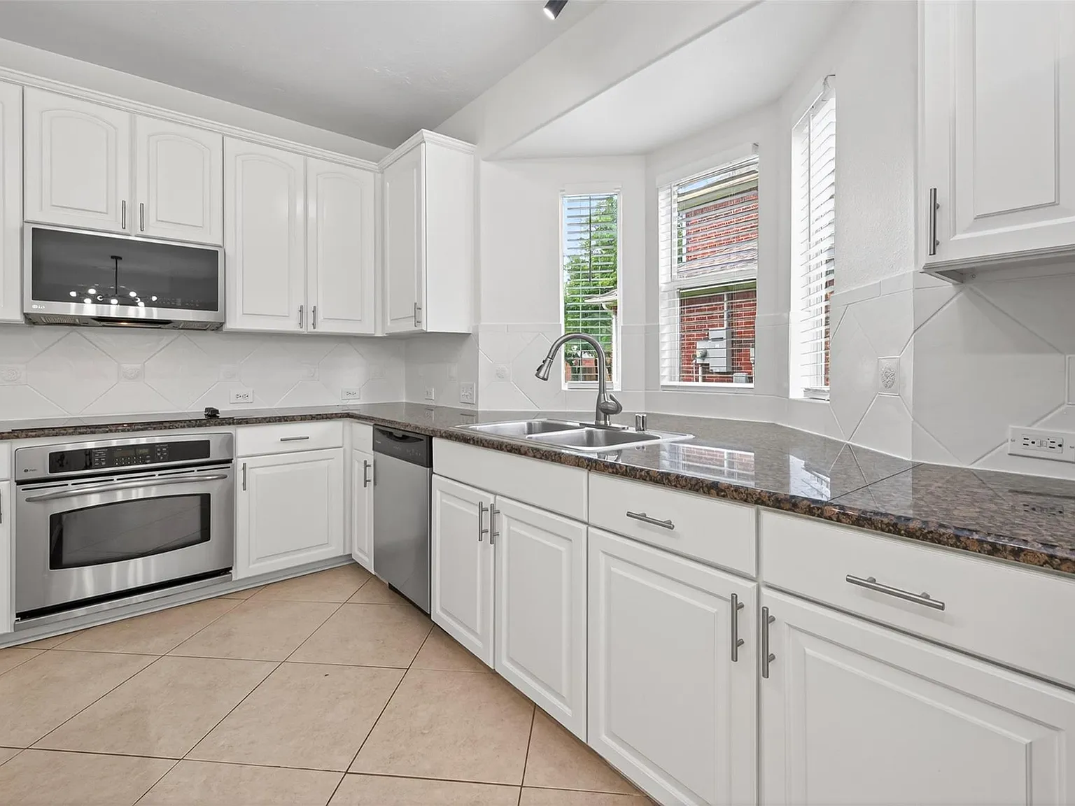 5 bed, 3.0 bath, 3299 sqft, $2,750 — Photo 3