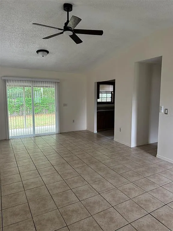 2 bed, 1.0 bath, 900 sqft, $1,250 — Photo 2