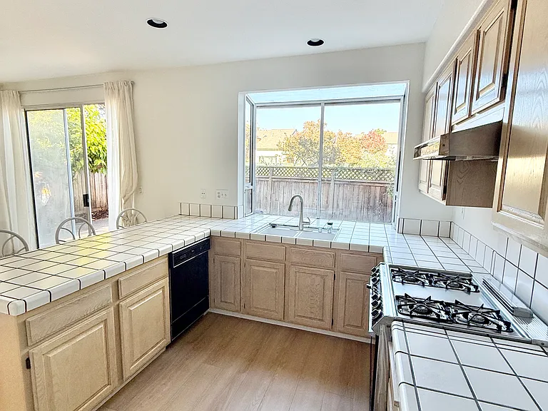 154 Asby Bay — Photo 8