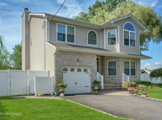 26 Alexander Ave, Hicksville, NY 11801