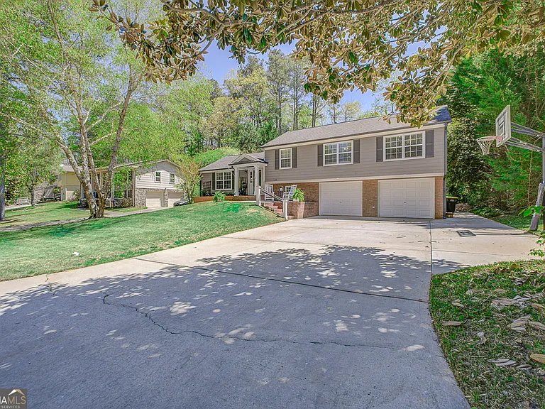 209 Cedar Dr — Photo 4