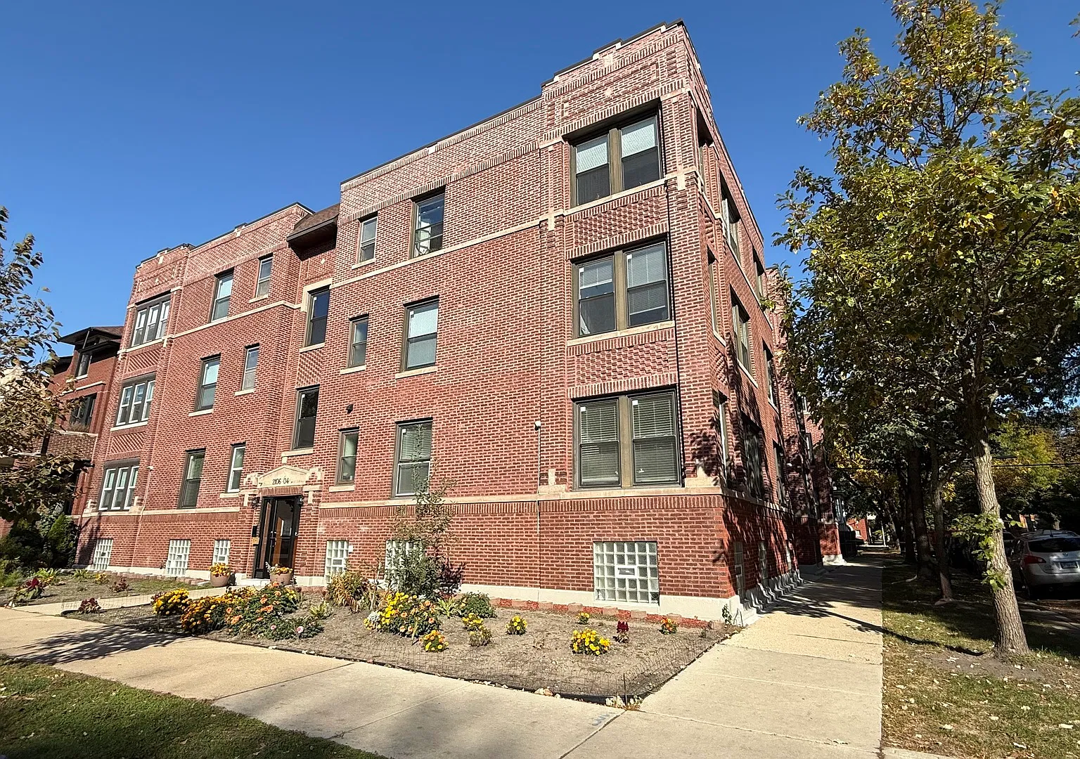 2 bed, 1.5 bath, 900 sqft, $2,600 — Photo 2