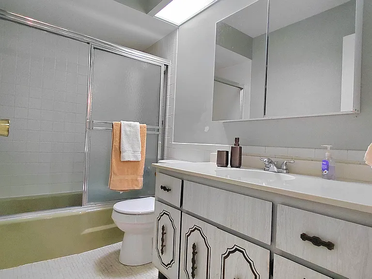 874 Hollyridge Dr — Photo 8