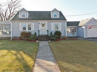 32 Mayflower Rd, Woburn, MA 01801