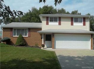 64 Sudbury Ln, Williamsville, NY 14221