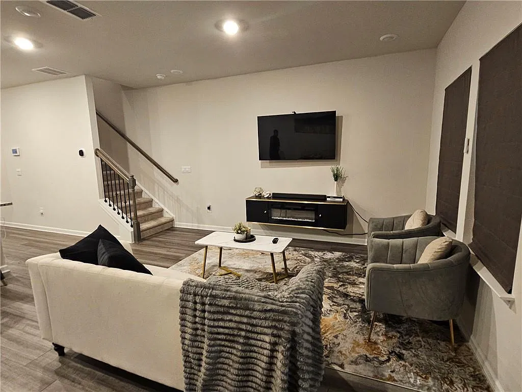 3 bed, 2.5 bath, 1146 sqft, $2,450 — Photo 2