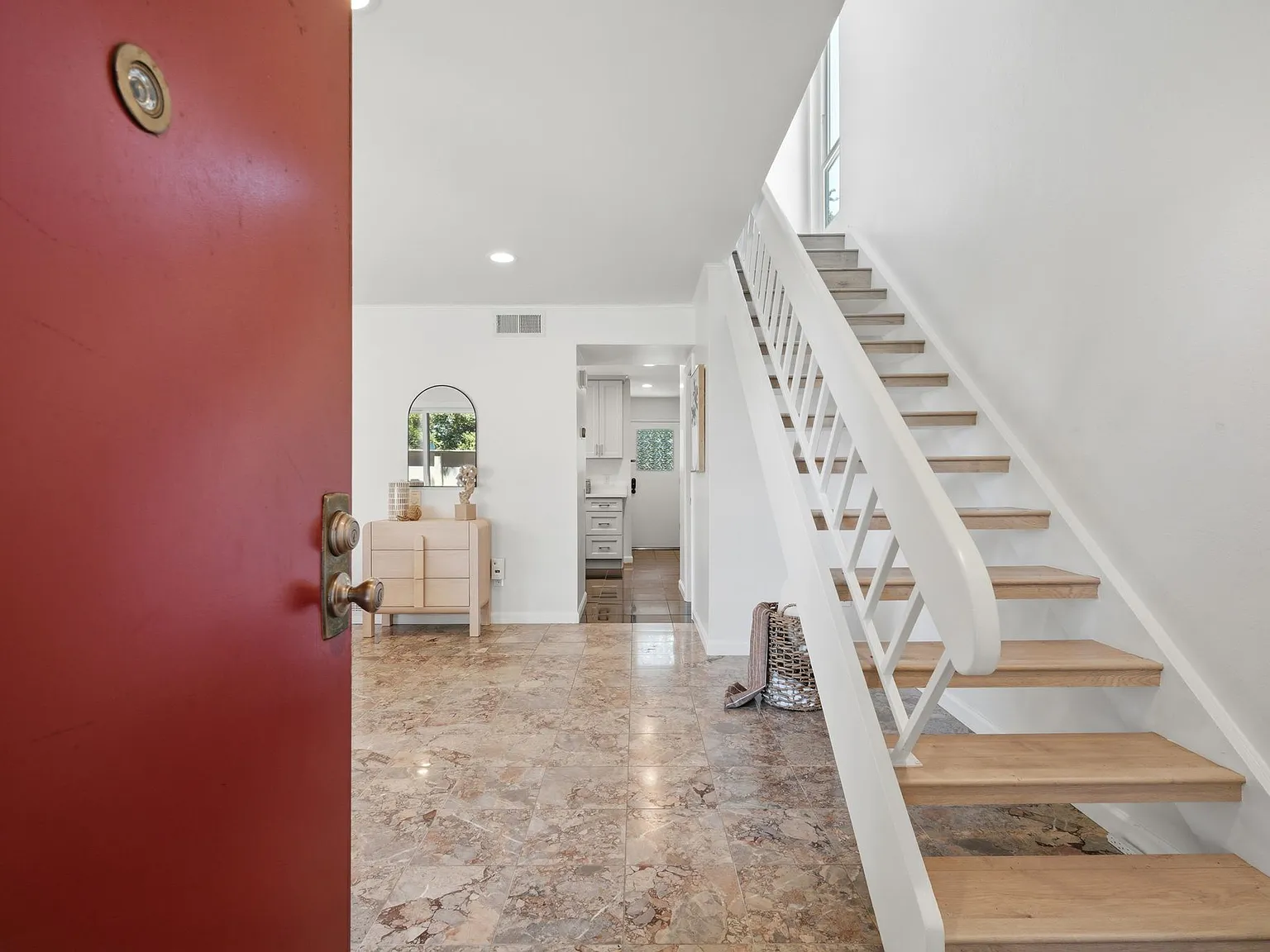 3 bed, 1356 sqft, $5,000 — Photo 2