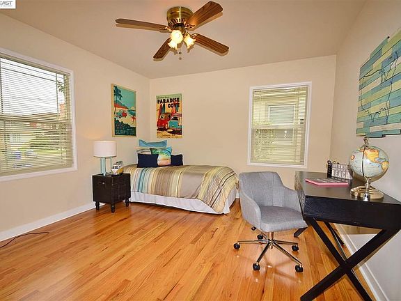 3rd image of 927 Juana Ave