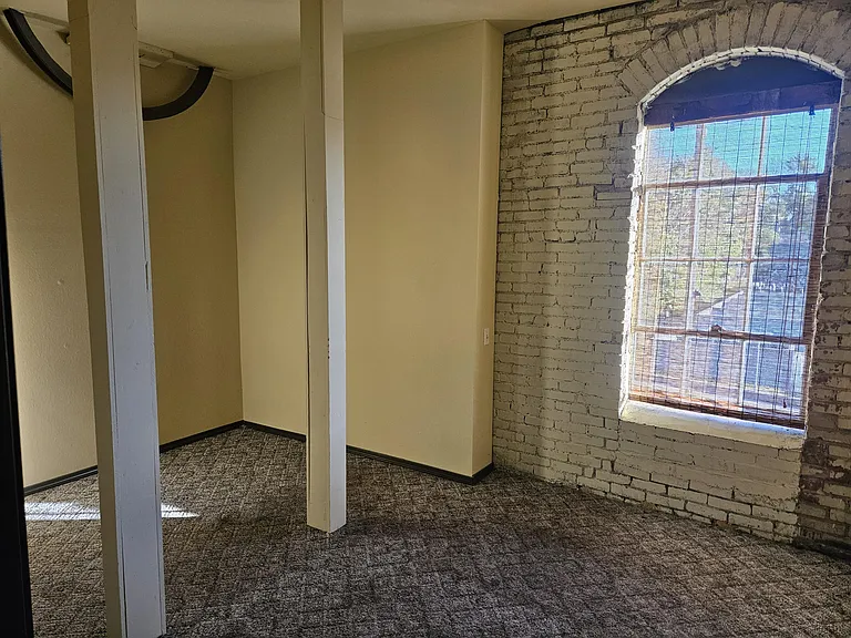 1303 W College St — Photo 26