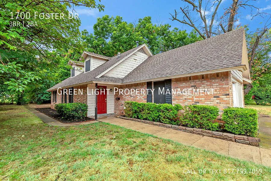 Beautifully updated 3 bedroom 2 bathroom home in a corner lot — Photo 3