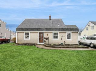 208 Old Farm Rd, Levittown, NY 11756