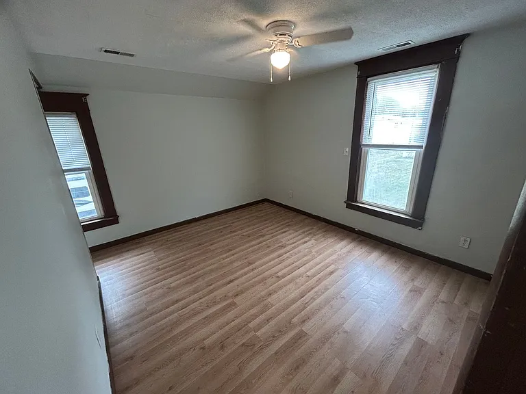 107 W Prairie St — Photo 10