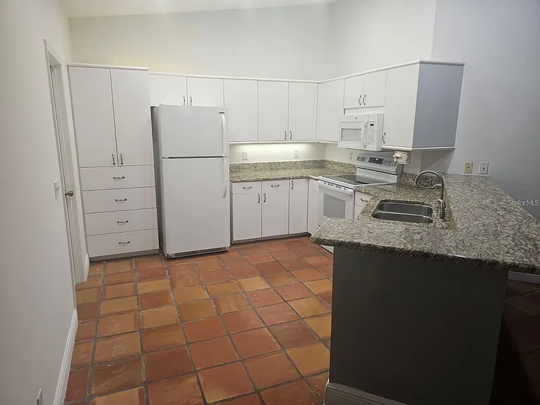 123 Coventry Ln — Photo 3