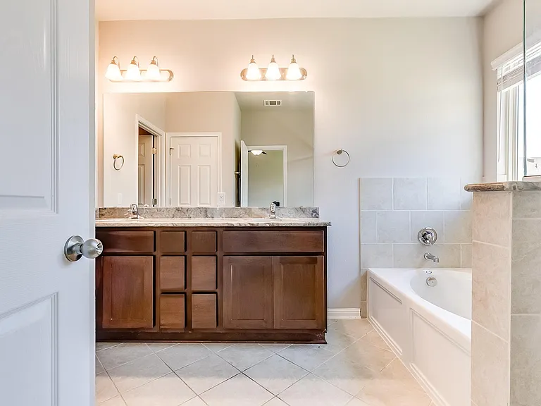 821 Falkland Trce — Photo 18
