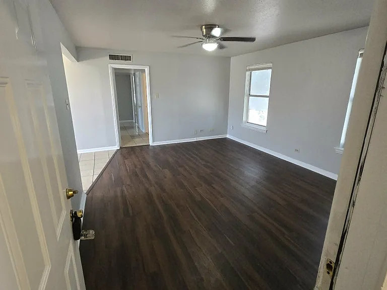 313 Calgary Ave #C — Photo 9