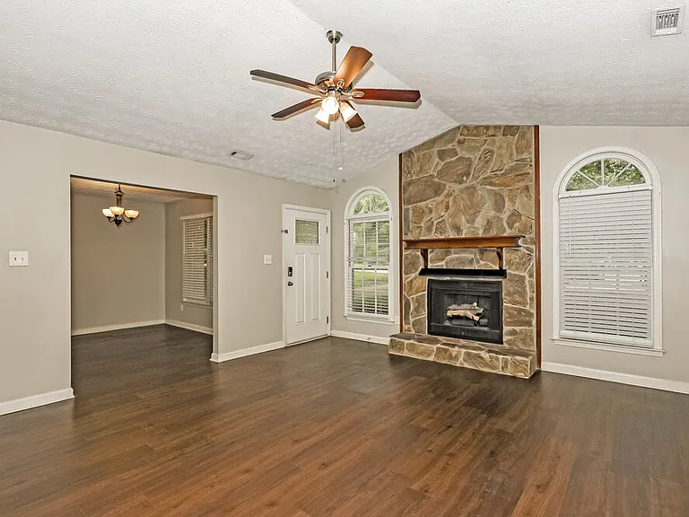465 Rosehill Dr — Photo 4