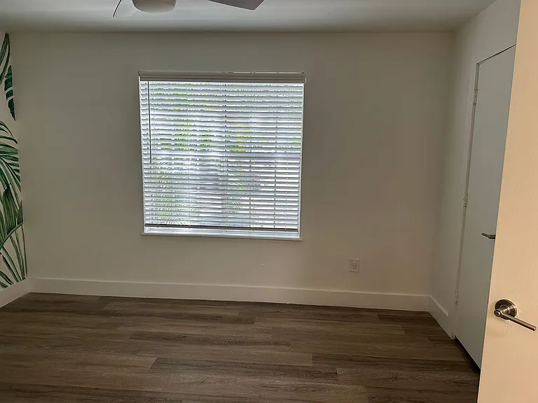 1275 Crystal Way #G — Photo 6