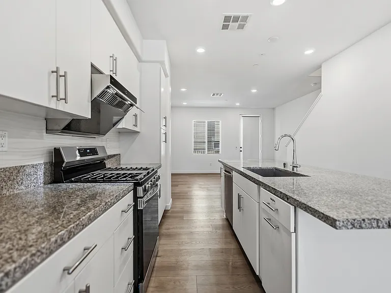684 Panorama Ln — Photo 3