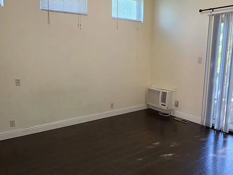 325 E Main St — Photo 2