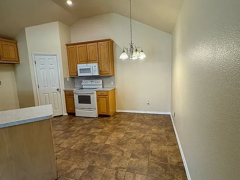 1202 Lindsey Ln — Photo 4