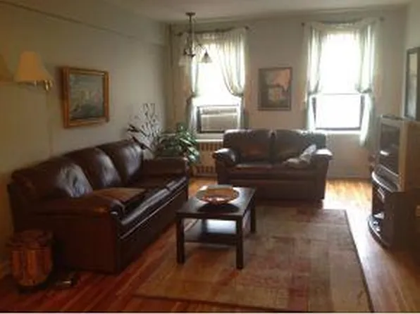 2209 Knapp Street image 1 of 1