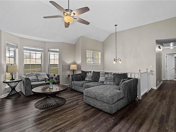 4th image of 304 Ridge Hill Cir