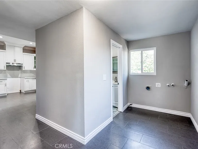 337 W 10th St — Photo 19