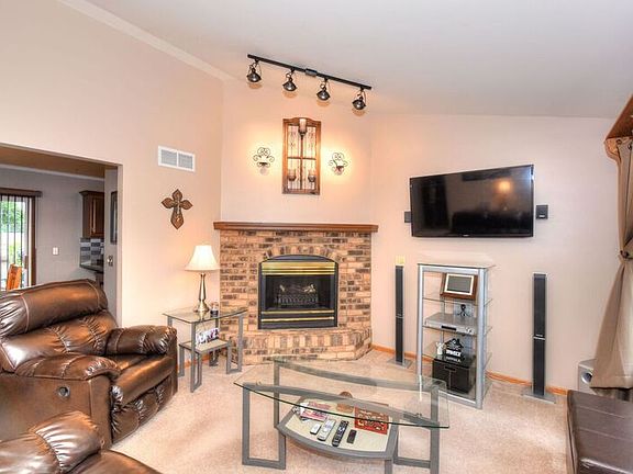 3rd image of 1132 W Canary Ln