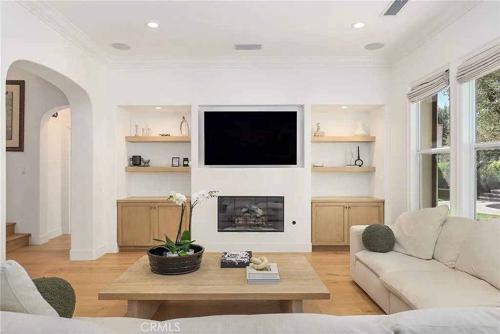 5 bed, 4.5 bath, 3600 sqft, $29,000 — Photo 2
