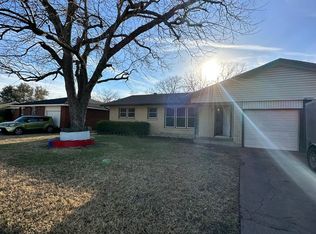 1206 S Ridgeway Dr, Cleburne, TX 76033