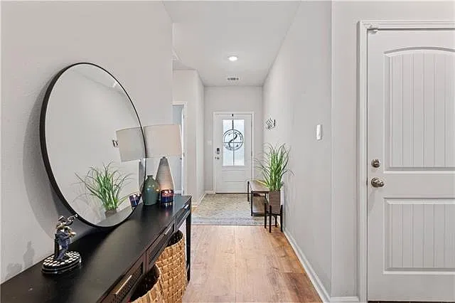 4 bed, 2.0 bath, 1836 sqft, $2,400 — Photo 2