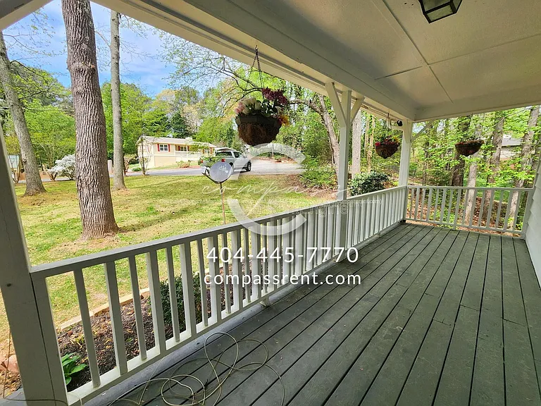 142 Wanda Ave — Photo 3