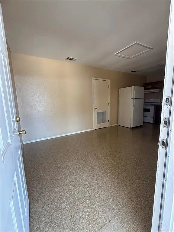 1 bed, 1.0 bath, 650 sqft, $585 — Photo 2