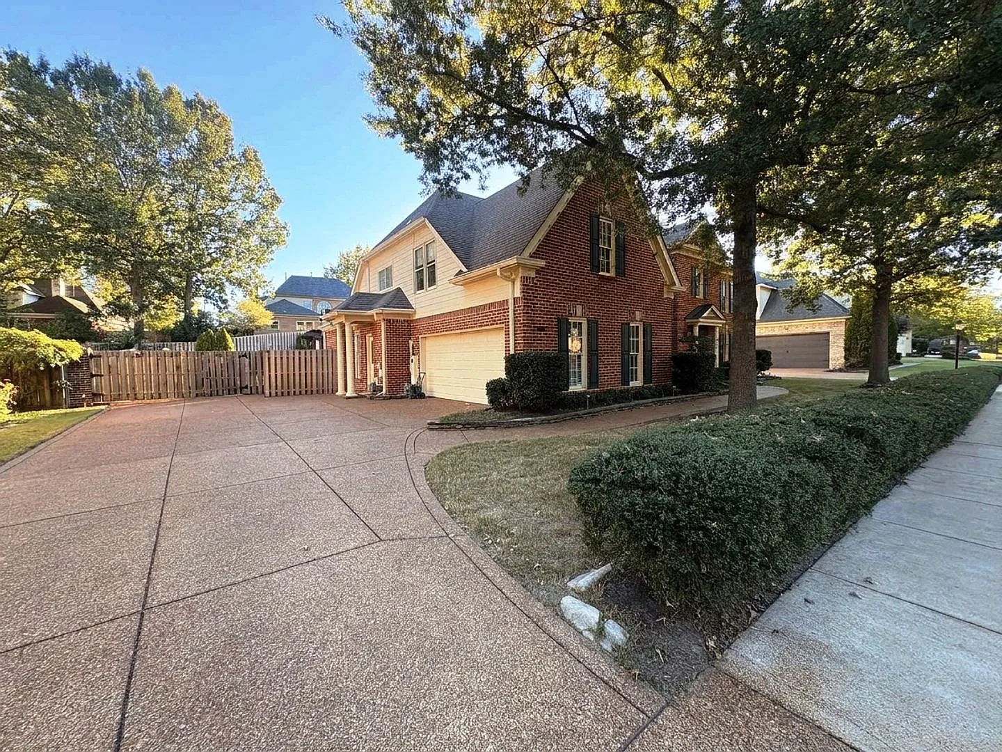 Beautiful Collierville Home With A Backyard Oasis, Lawn Maintenance Included! — Photo 3