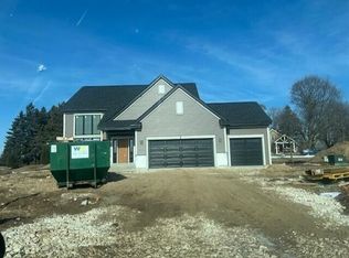 W251N2459 Valleyview CIRCLE, Pewaukee, WI