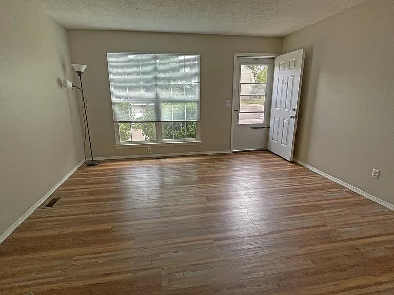 3426 Queen Anne Way — Photo 2