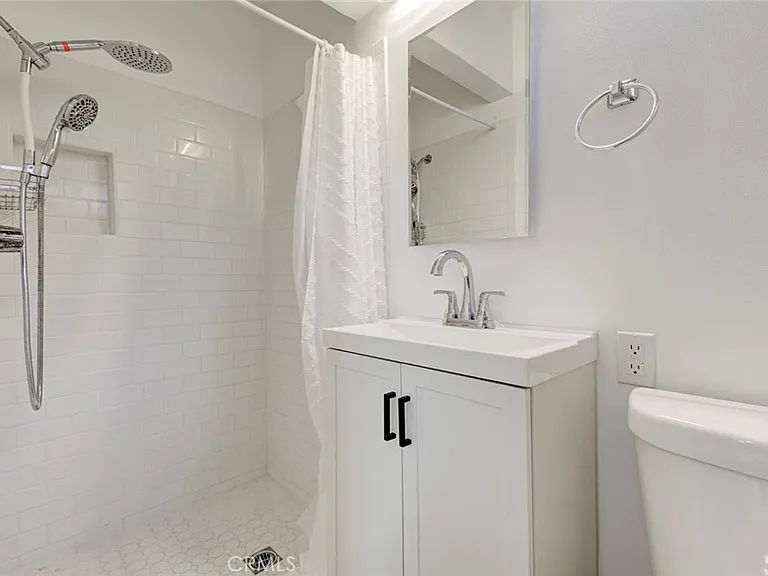 10935 Nassau Ave — Photo 17